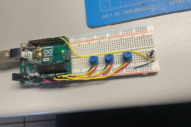 After that, I added 2 more inputs to the Arduino. I added a third Potnometer and a button.